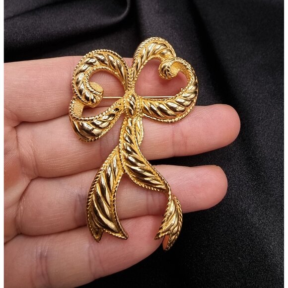 Vintage 1980s-1990s Christian Dior Gold-Tone Bow Brooch display picture 3